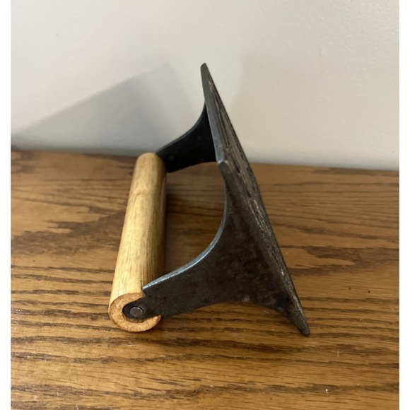 Vintage Cast Iron Bacon Press with Wood Handle & Pig Design - Picture 4 of 6